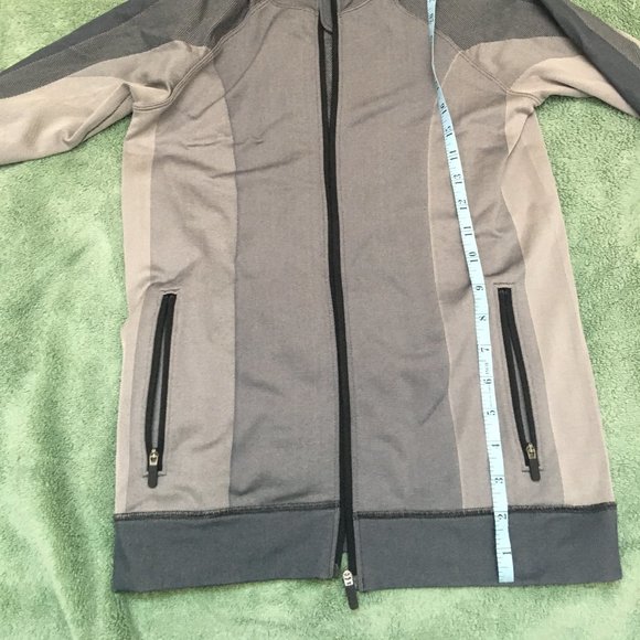 Like New Lululemon Ebb to Train Jacket Chrome 6 - Picture 15 of 15